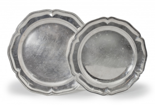 Dos platos ingletados de plata en su color, uno más pequeño