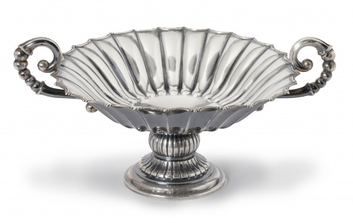 Centro en plata con asas y decoración gallonada.