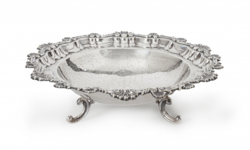 Centro de plata con conchas sobre tres patitas. Con marcas.