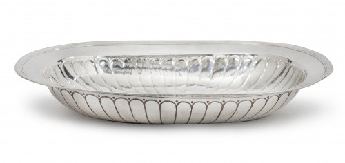 Fuente oval de plata en su color, con marcas.Barcelona, S