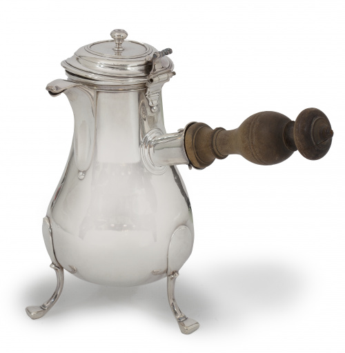 Chocolatera de plata en su color con mango de madera. Con m