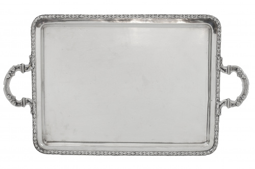 Fuente en plata con contorno de hojas. Con marcas.Matilde