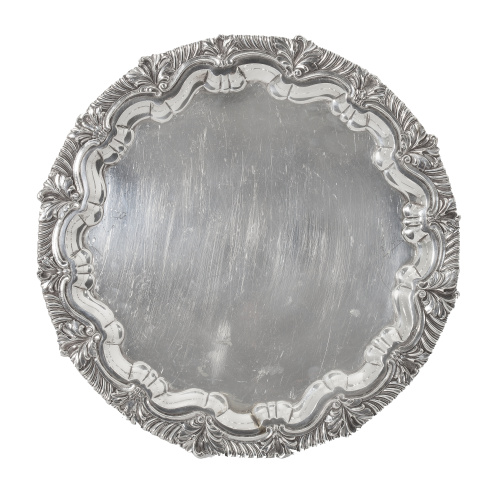 Salvilla circular de plata en su color, relevada y cincelad