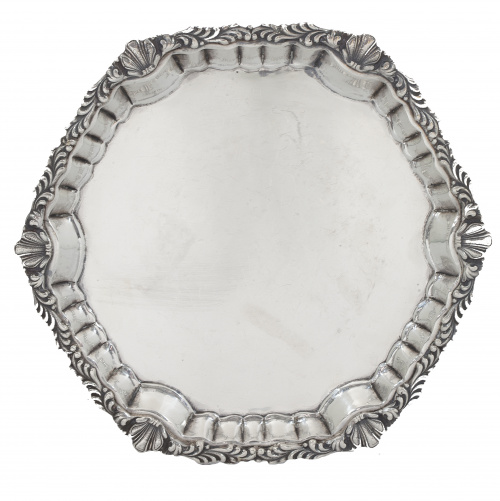 Salvilla hexagonal de plata en su color con hojas y palmeta