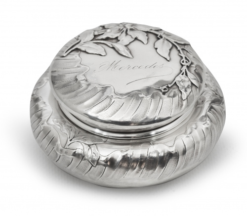 Cajita de plata Art-Nouveau, grabada "Mercedes", h. 1890.