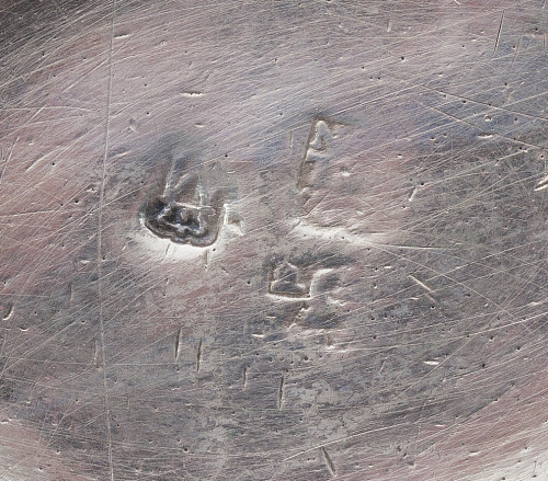 Salero de plata en su color con rocalla. Con marcas en part