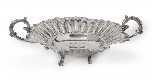 Centro de plata con dos asas sobre patas de garra.S. XX.