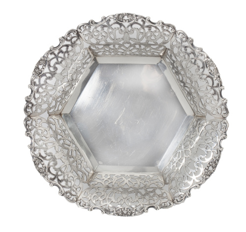Centro de plata de estilo inglés, con alero calado.Matild