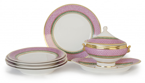 Juego de cinco platos y una salsera de porcelana esmaltada 