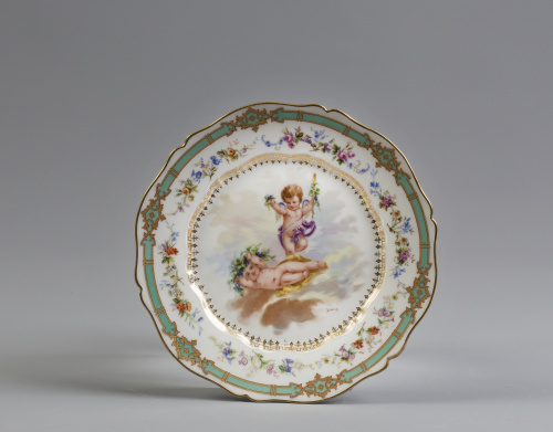 Plato en porcelana esmaltada decorado con escena de ángelit
