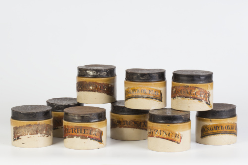 Conjunto de nueve botes de farmacia.Trabajo inglés, h. 19
