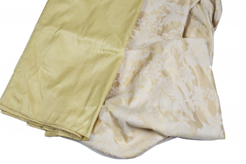Dos telas: una en seda natural y otra en damasco amarillo.