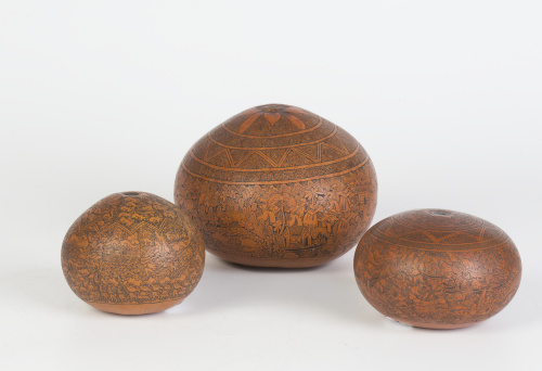 Tres calabazas decorativas con trabajo de burilada desbasta