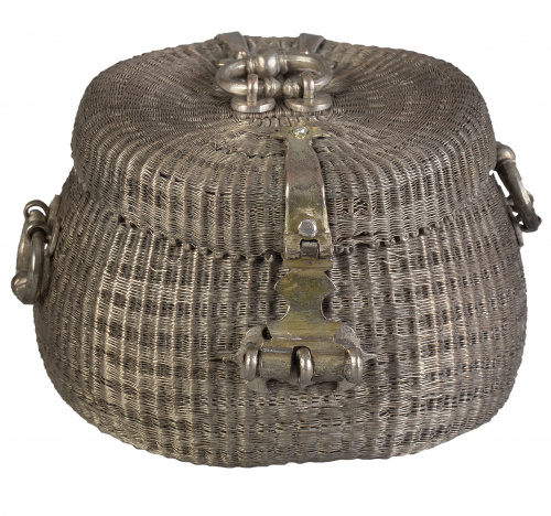 Joyero con forma de cesta en hilo de plata, asas y remates 