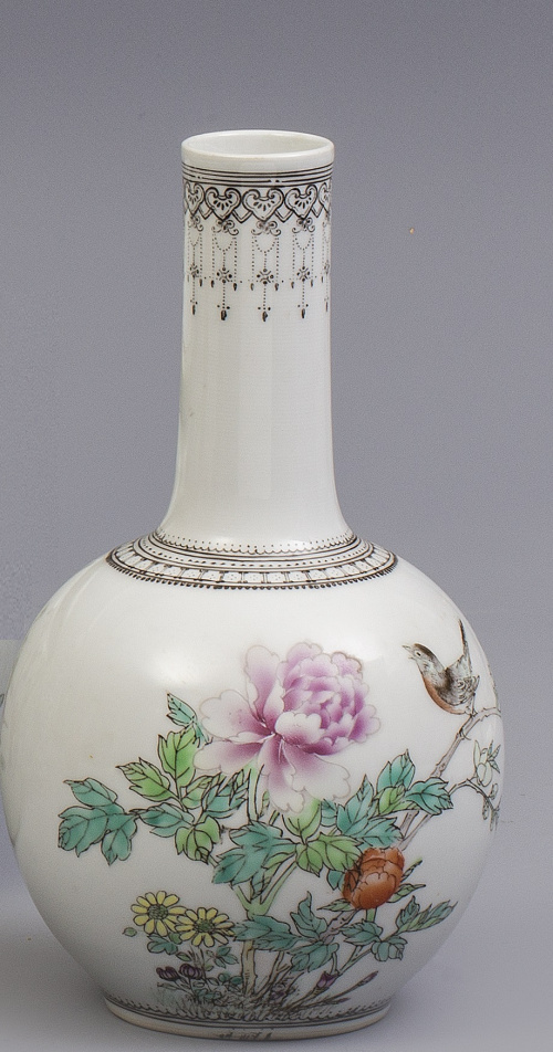 Jarrón en porcelana esmaltada con motivos vegetales y ave.