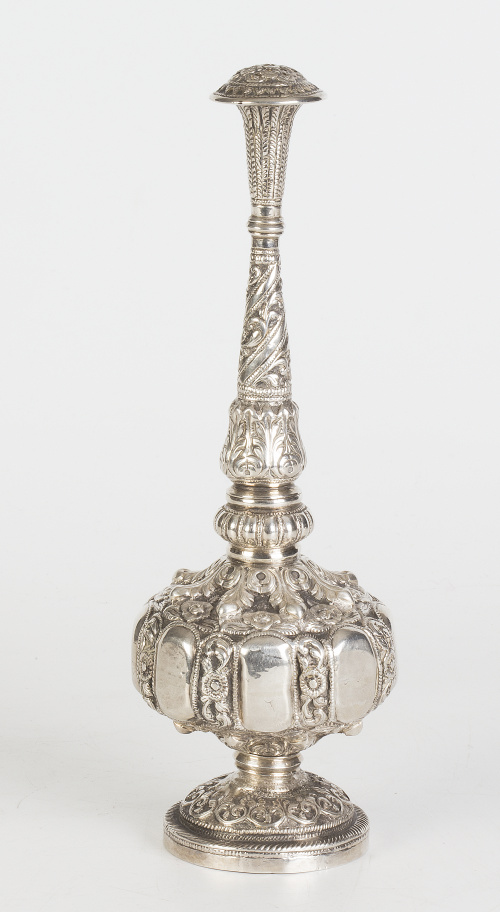 Aspersor Mughal en plata para agua de rosas.Sultanato de 