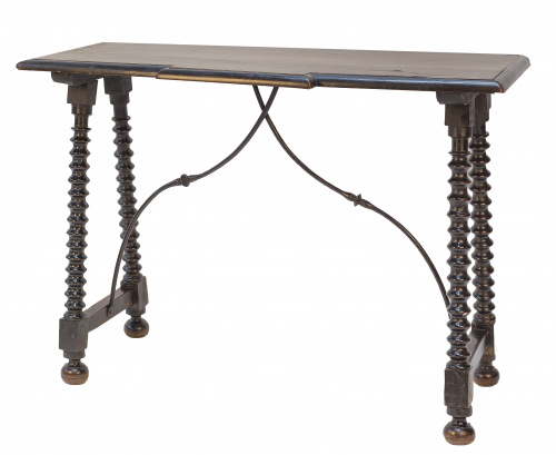 Mesa para bargueño, con patas de torneado de lenteja.Trab