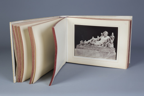 Albúm de fotografías con vistas de Roma y sus obras de arte