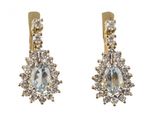 Pendientes con aguamarina talla perilla orlada de brillantes