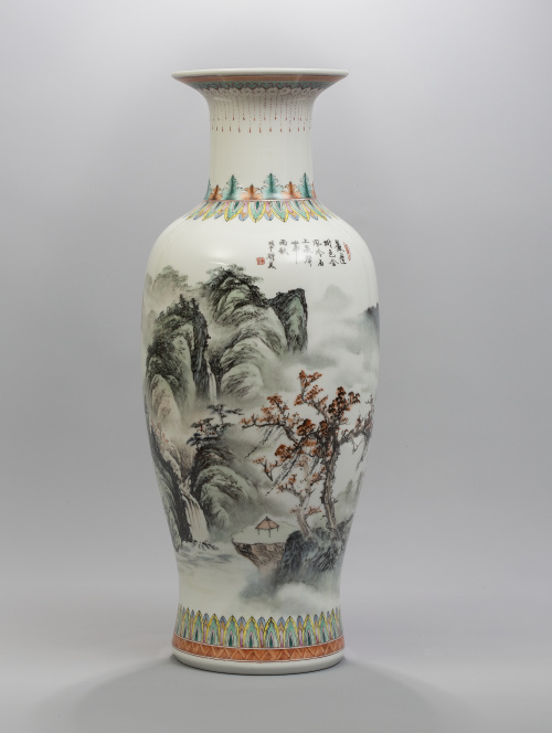 Jarrón en porcelana esmaltada con decoración de paisaje.C