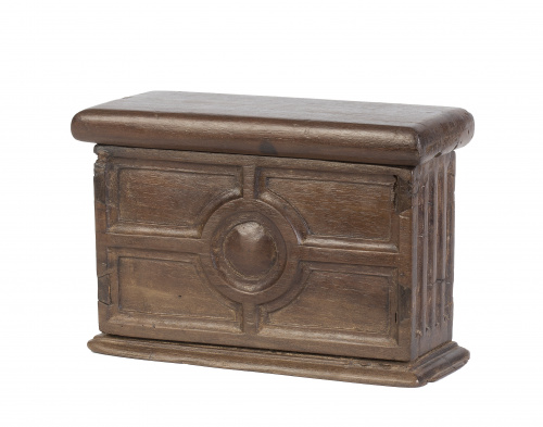 Caja en madera tallada.Trabajo español, S. XVII
