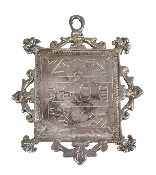 Patena o medallón en plata con decoración grabada, rematada