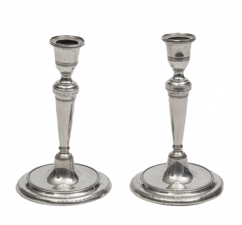 Pareja de candeleros de plata en su color decorados con con