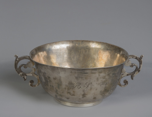 Bernegal de plata, con iniciales grabadas y asas en "S".T