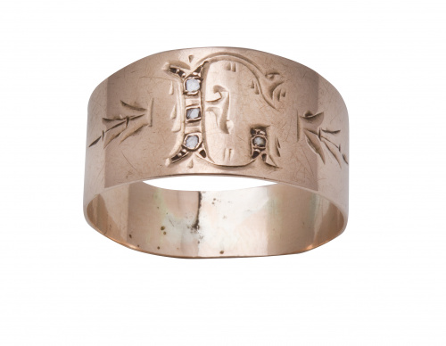 Sortija ancha de pp. S. XX con letra E grabada y adornada c