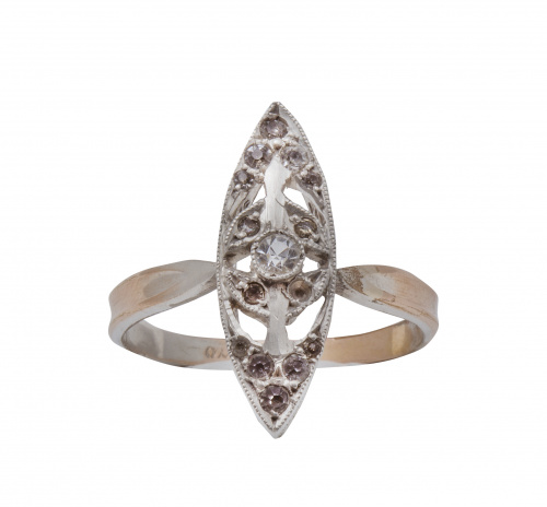 Sortija lanzadera de pp. S. XX con zafiros blancos y trabaj