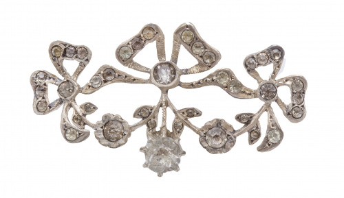 Broche de pp. S. XX con zafiros blancos y trabajo calado qu