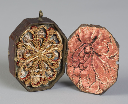 Caja-relicario octogonal  de viaje en carey con dos tapas e