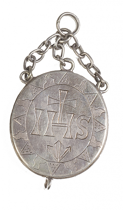 Caja-relicario en plata, con decoración grabada, lleva las 