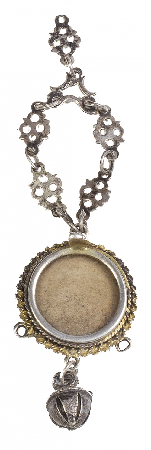 Relicario con amuleto con marco de plata sobredorada a cord