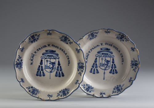 Pareja de platos en cerámica esmaltada en azul con inscripc