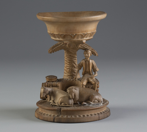 Salero popular en madera tallada representando un ganadero,