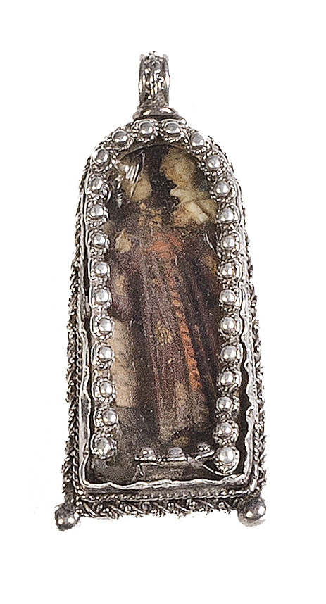 Capilla en plata, marco rematado con cordón y ave grabada e