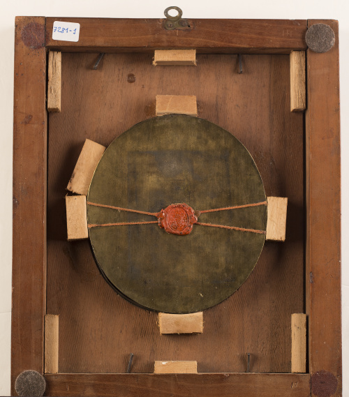 Relicario con papel dorado formando una arquitectura clásic