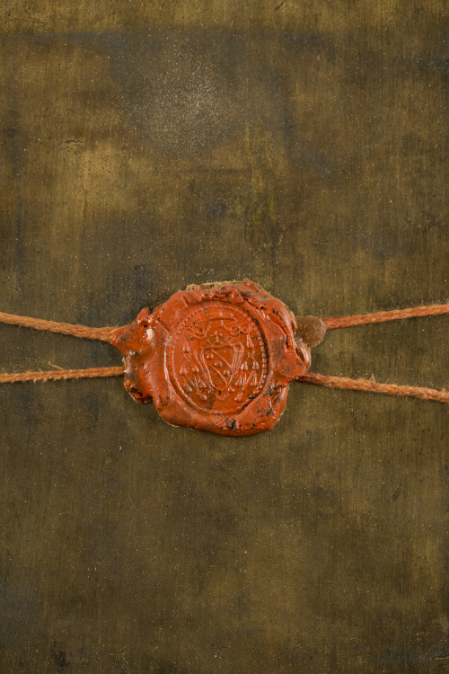 Relicario con papel dorado formando una arquitectura clásic