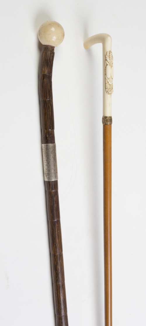 Lote de dos bastones de madera, uno con empuñadura en marfi