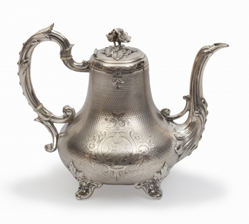 Cafetera en plata con escudo, bajo corona de marqués. Con m