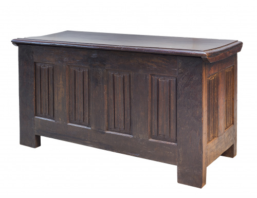 Arca en nogal tallado con pergaminos.Trabajo español, pri