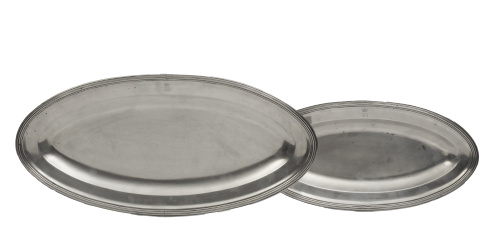 Dos fuentes de plata con la inicial "B" bajo corona de marq