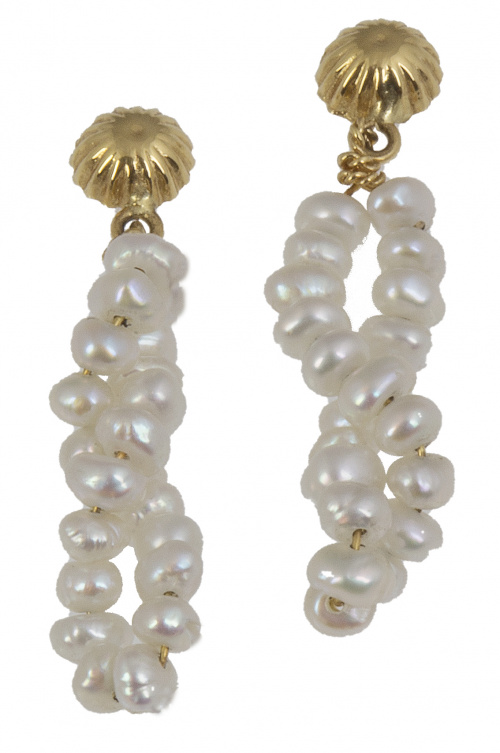 Pendientes largos de dos hilos de pequeñas perlas entralaza