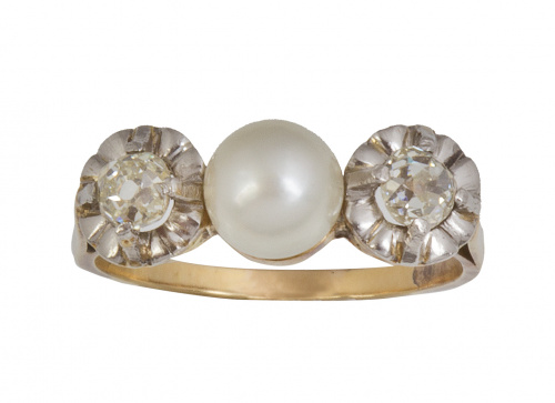 Sortija con perla central flanqueada por dos brillantes