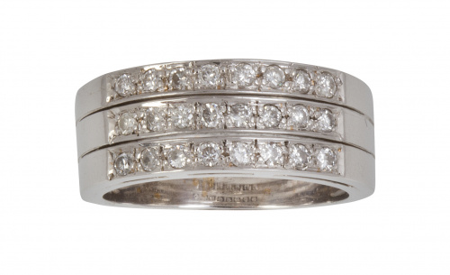 Sortija con frente de tres bandas de brillantes