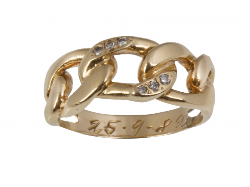 Sortija con diseño frontal de eslabones, el central adornad