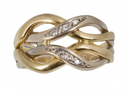 Sortija con diseño de cintas entrelazadas lisas y con brill