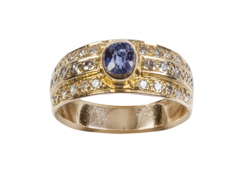 Sortija con zafiro central talla oval entre tres bandas de 