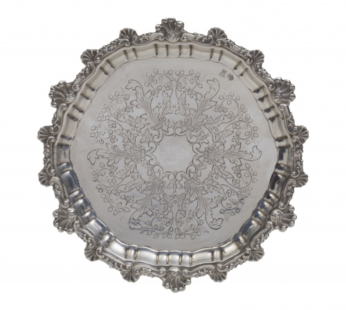 Salvilla de plata con hojas en el perímetro y decoración gr